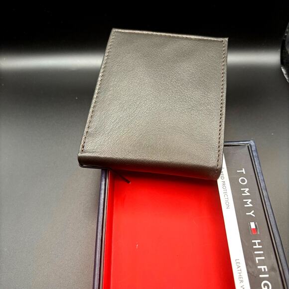 Tommy Hilfiger Mens Genuine Leather Bifold Wallet 31HP220118 with ID Window NIB - Picture 11 of 16